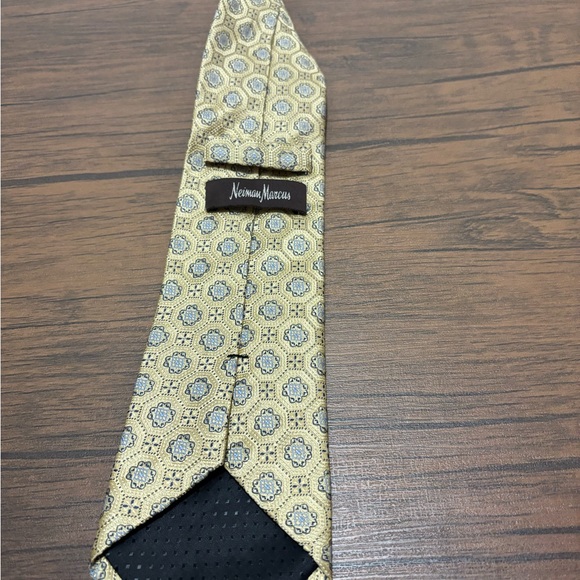Neiman Marcus Luxury Silk Tie - Picture 3 of 3